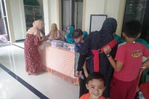 Warga Puri Asri 1 saat menerima obat yang dibagikan gratis.
